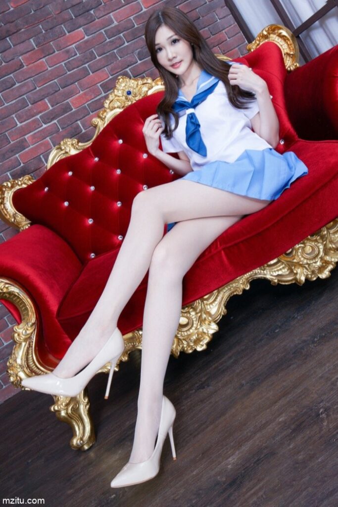 成熟迷人的美少妇，美腿纤细白皙真性感-思小愿
