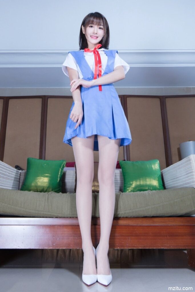 台湾妹子好甜美，一双大白腿让人移不开眼！-思小愿