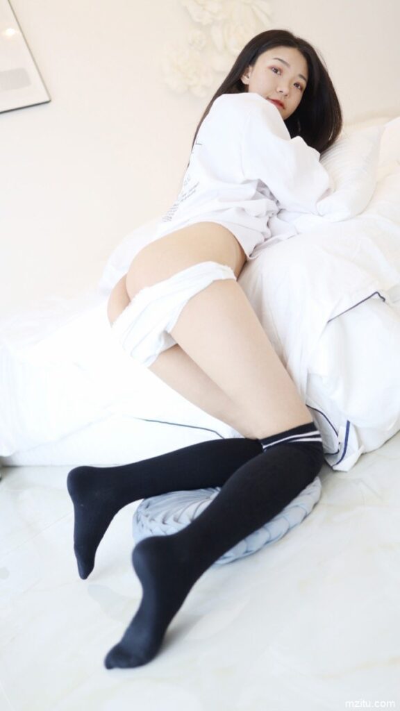 脱个精光躺倒床上，JK软妹张小妮皮肤白皙水嫩极致-思小愿