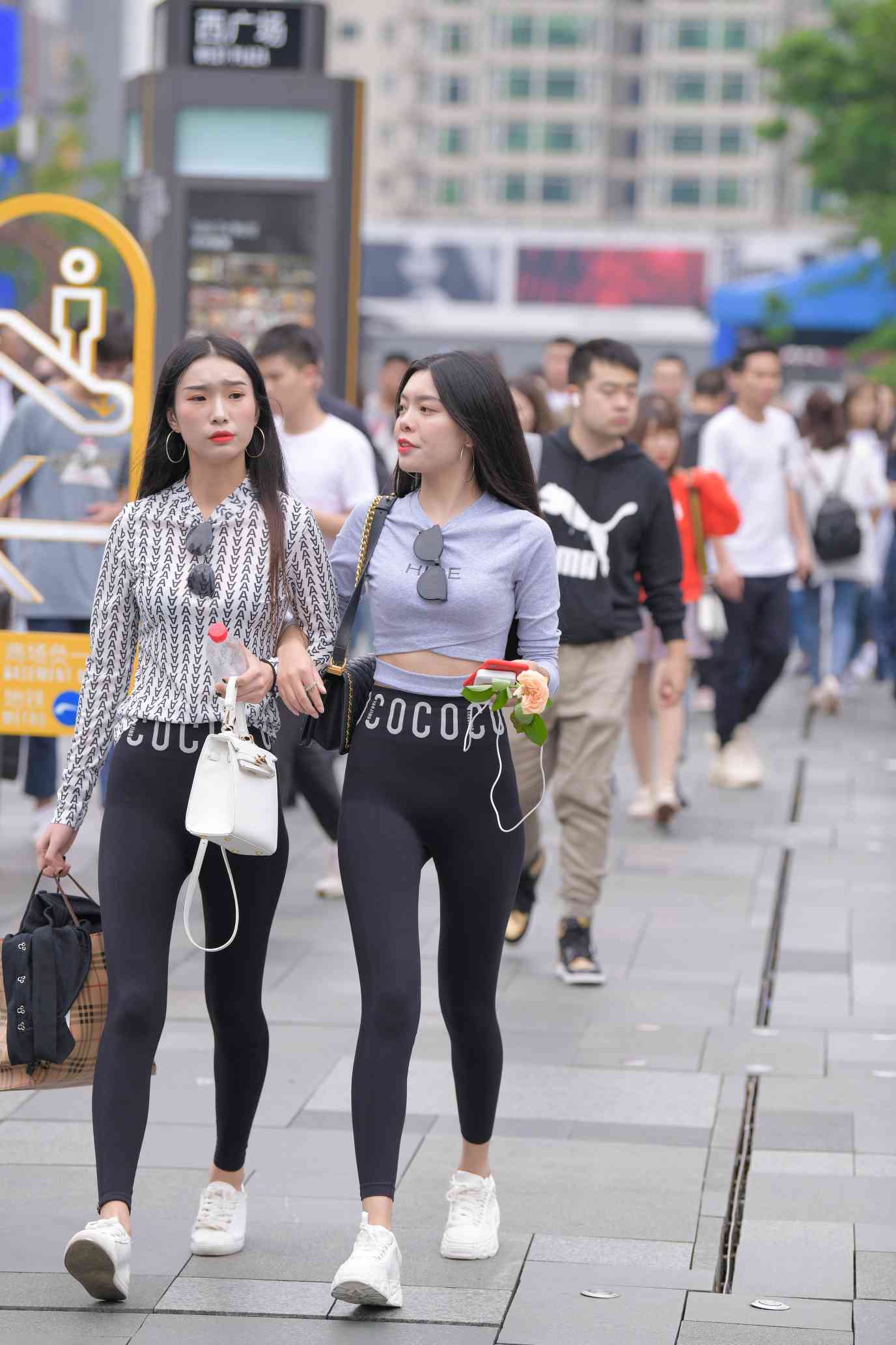 图片[2]-【免费】逛街的两个瑜伽裤姑娘【40P】04030-思小愿