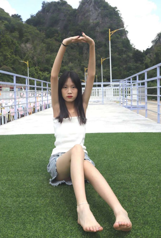 坐在草地上的长发女孩【172P】20012-思小愿