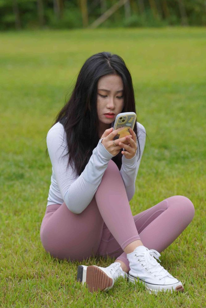 坐在草地玩手机的瑜伽姑娘【733P】04012-思小愿
