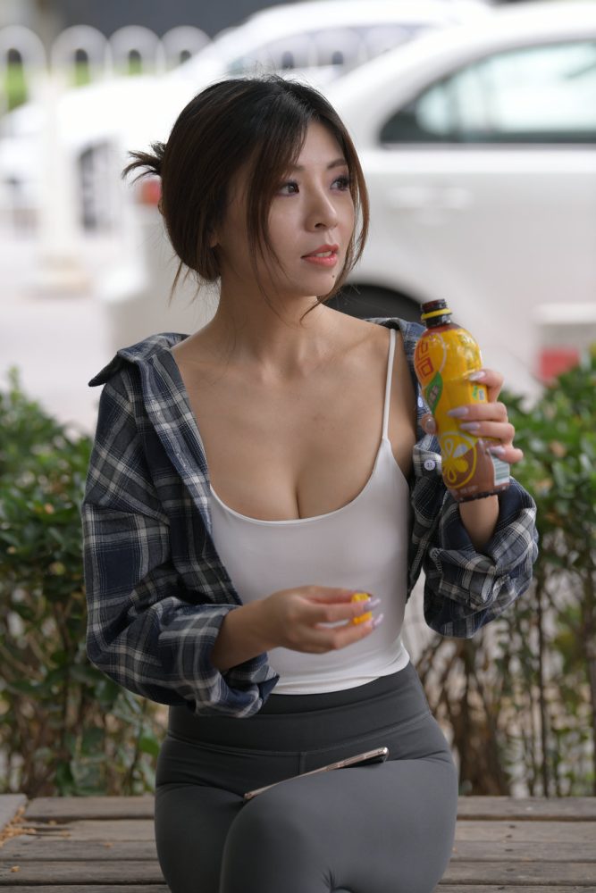 喝饮料的瑜伽裤女孩J2242 383P1V-17.5GB-思小愿