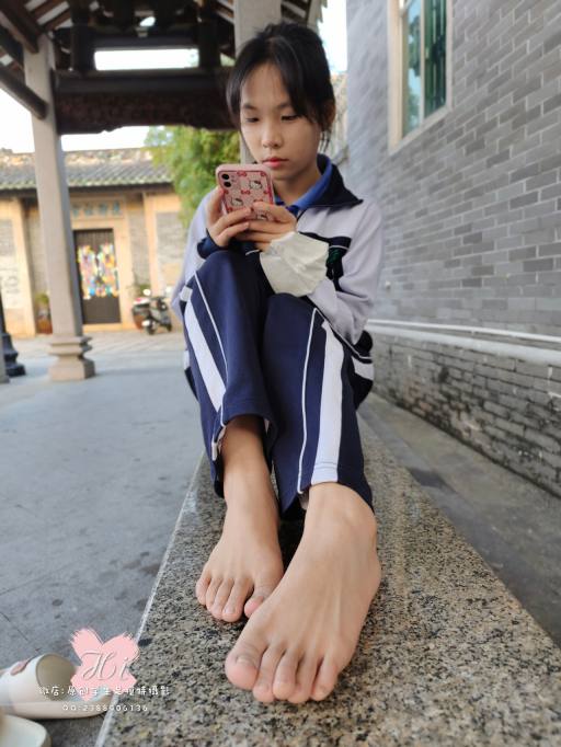 【免费】专心致志玩手机的女孩【42P】20028-思小愿