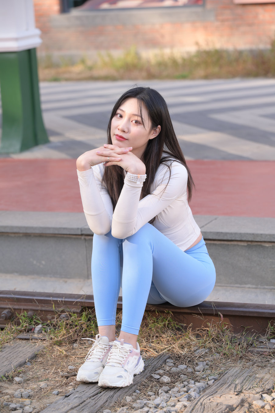 图片[2]-在路边休息的瑜伽裤女孩 J3435 558P-10.8GB-思小愿