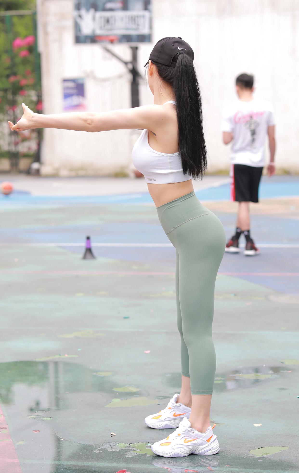 图片[1]-打扮很休闲的瑜伽裤女孩 J1600 415P3V-10.4GB-思小愿