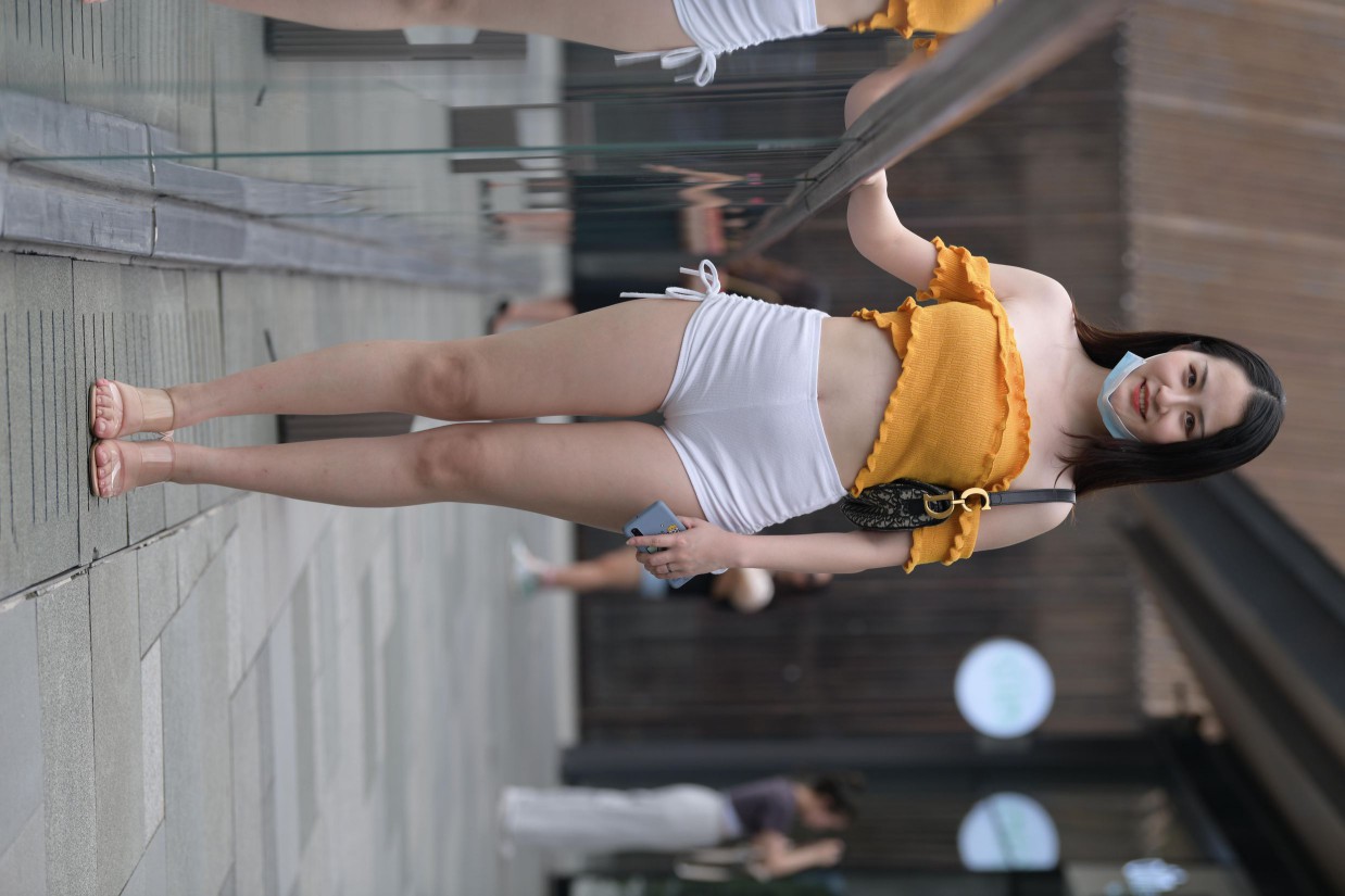 图片[2]-高腰白色短裤的漂亮女孩【767P】00065-思小愿