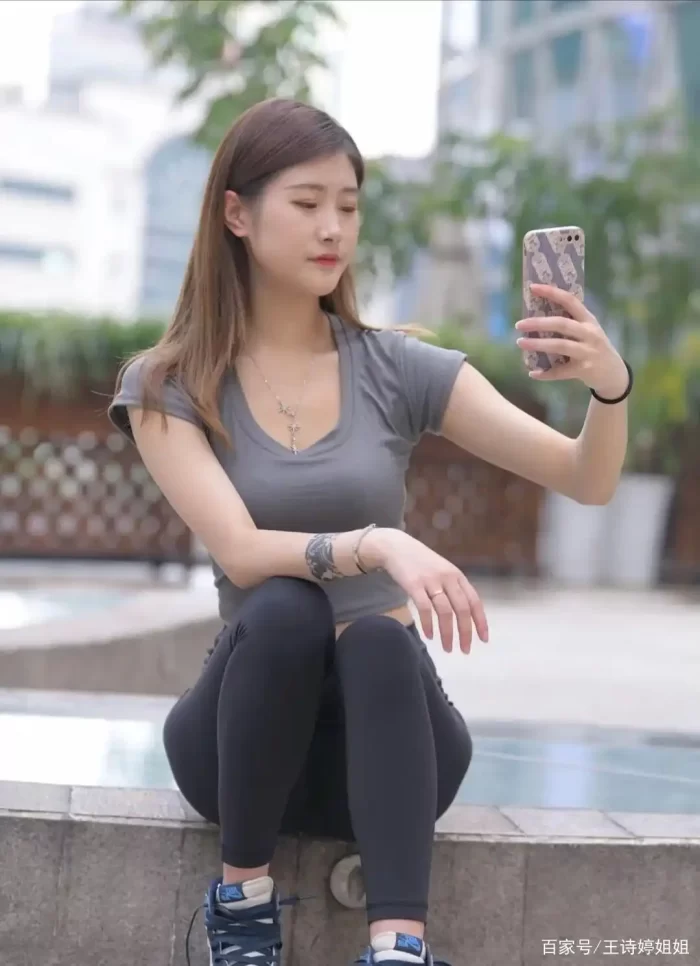 图片[2]-有小虎牙非常甜美的瑜伽裤女孩-思小愿