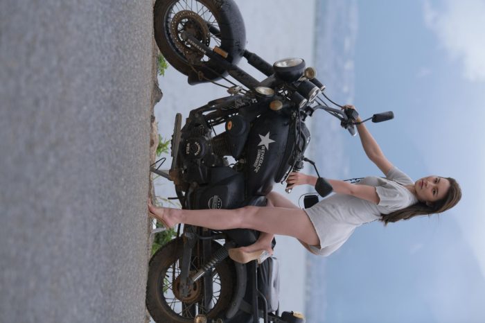 阴雨天在海边骑车的长发女人【156P】00044-思小愿