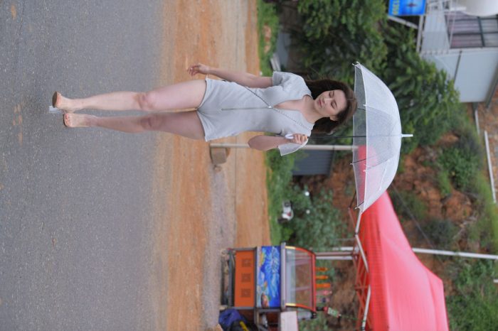 阴雨天在海边骑车的长发女人【156P】00044-思小愿