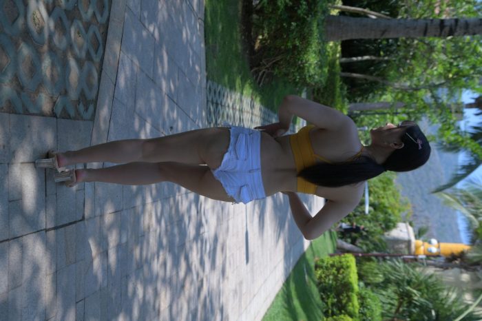 在海南度假的紧身白色短裤女孩【202P】00033-思小愿