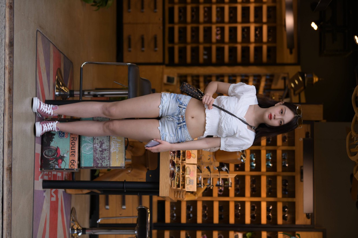 图片[6]-头戴花环的南方姑娘身穿紧身牛仔短裤【161P】00028-思小愿