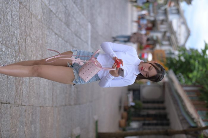 紧身牛仔短裤骑自行车的漂亮女孩【588P】00053-思小愿