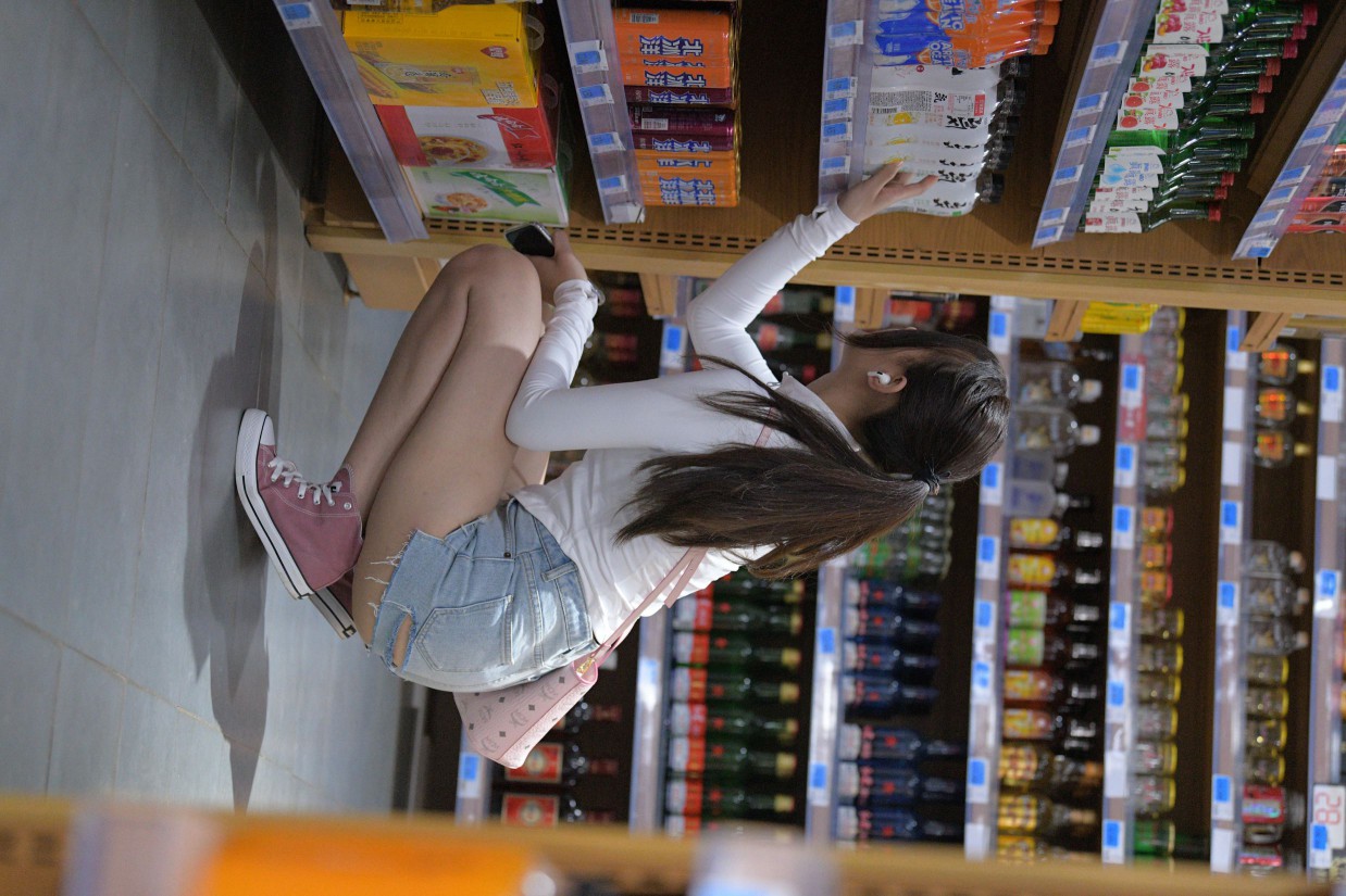 图片[5]-紧身牛仔短裤骑自行车的漂亮女孩【588P】00053-思小愿