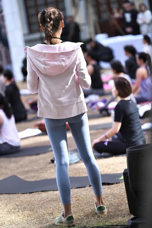 图片[2]-在广场看热闹的瑜伽裤女人-思小愿