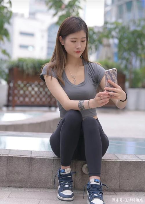 有小虎牙非常甜美的瑜伽裤女孩-思小愿
