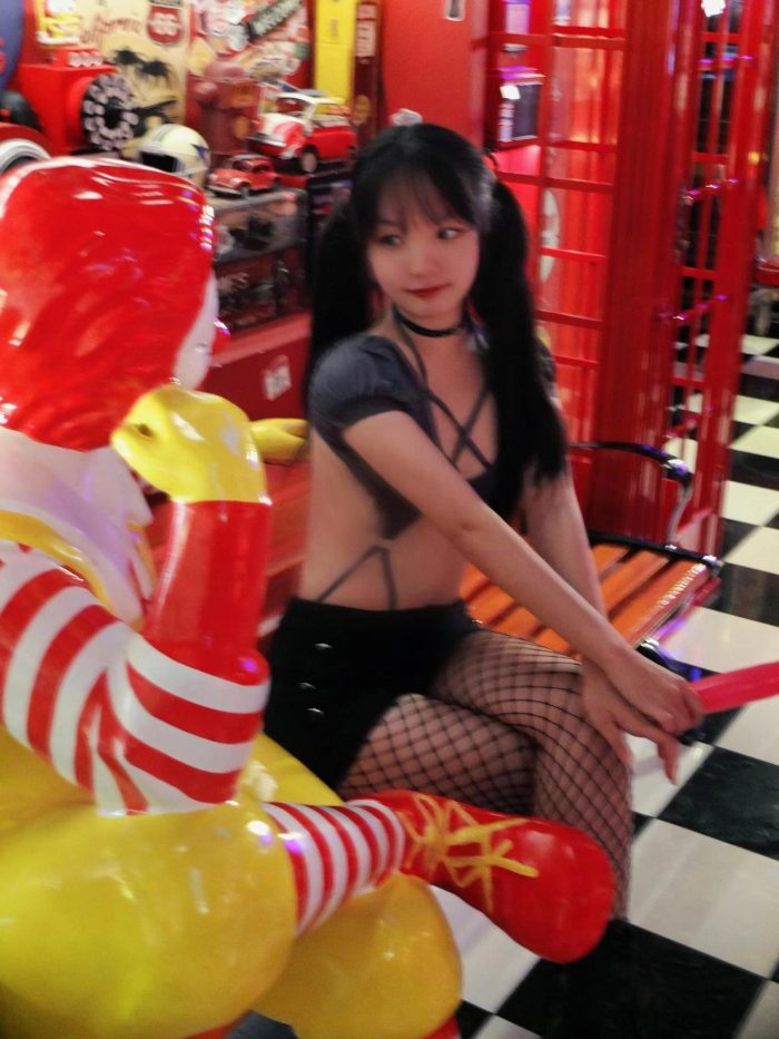 网格丝袜的清纯双马尾小姑娘-思小愿