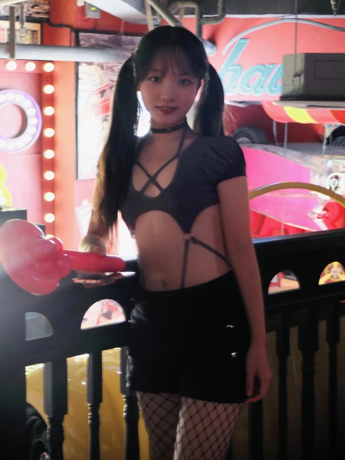 网格丝袜的清纯双马尾小姑娘-思小愿