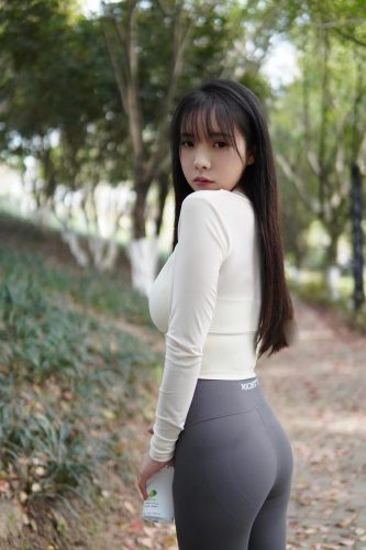 图片[9]-穿瑜伽裤爬山的长发少女-思小愿