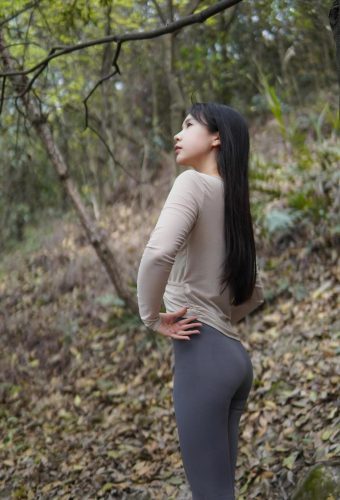 图片[5]-穿瑜伽裤爬山的长发少女-思小愿