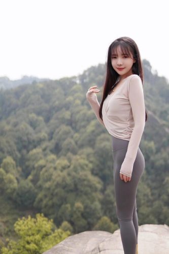 图片[3]-穿瑜伽裤爬山的长发少女-思小愿