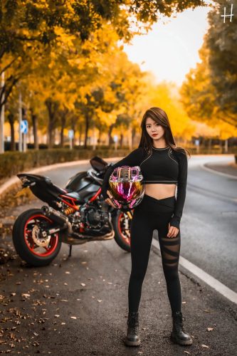 图片[1]-骑摩托车的瑜伽裤美女身材太好了！-思小愿